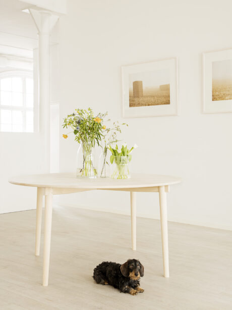 Runt matbord i björk skandinavisk design Scandinavian design